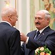 «Высокие результаты вызывают чувство искренней гордости за наш народ»: Александр Лукашенко вручил государственные награды
