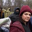 Беженцы покинули стихийный лагерь в лесу и переместились в логистический центр