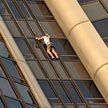 Мужчина пытался без страховки забраться на небоскреб Монпарнас в Париже