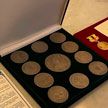 Губернатор Санкт-Петербурга подарил Первому медаль, выпущенную в честь Первого