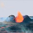 Вулкан в Исландии выбрасывает огненный столб на высоту 300 метров