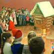 В Гомельском театре кукол прошло рождественское представление для детей из многодетных и малообеспеченных семей