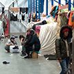 Более 700 беженцев уже третий месяц ожидают возможности попасть в Европу: чем живут и на что надеются обитатели логистического центра в Брузгах