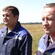 ​Юрий Сидорук и Вадим Левчук первыми в Беларуси намолотили две тысячи тонн зерна