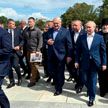ФОТОФАКТ: Лукашенко и Путин пообщались с людьми в Кронштадте и сфотографировались с ними