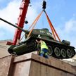 В Гомеле легендарный танк Т-34 возвращен на площадь Восстания после реставрации