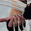 Блогер сделал когти Росомахи из «Людей Икс» и попробовал пробить ими стену (ВИДЕО)