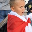 Дети на акциях протеста в Беларуси: зачем взрослые берут их с собой?