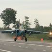Военные летчики отработали посадку самолетов на аэродромный участок автодороги