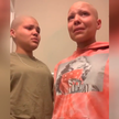 Видео, которое невозможно смотреть без слез: девушка сбрила волосы, чтобы поддержать больную раком сестру