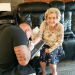 «Хотелось сделать для него что-то особенное»: 94-летняя бабушка набила татуировку в память об умершем муже (ФОТО)