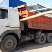 Грузовик с неопущенным кузовом зацепил трубу газопровода в Микашевичах