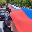Протестующие в Косово сербы развернули на митинге в Звечане 250-метровый национальный флаг