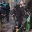 Студенты протестуют против антиковидных мер во Франции: полиция их жёстко избивает, применяет слезоточивый газ