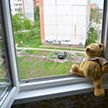 Двухлетний ребенок выпал из окна третьего этажа в Жлобине