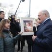 «В кабинет!»: жительница Брагинского района подарила Лукашенко картину с ангелом-хранителем