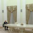 Стол, за которым Путин общался с Макроном: длина, откуда он и где сейчас рассказали в Кремле