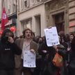Акции протеста проходят в Париже: французы против переизбрания Макрона