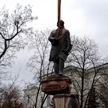 В Днепре снесли памятник Михаилу Ломоносову