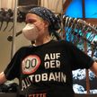 Венские экоактивистки приклеили себя к постаменту со скелетом динозавра в музее