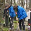 Молодежь навела порядок на территории Военного кладбища в Минске