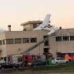 Лёгкий самолёт рухнул на крышу АЗС в Испании: погибли два человека