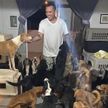 Парень приютил в своем доме 300 животных, чтобы спасти их от урагана