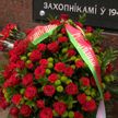 В честь Дня Великой Победы люди продолжают нести цветы к мемориалам