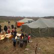 Пища, дрова и даже электрогенераторы... Чем еще Беларусь помогает беженцам на границе?