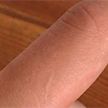 Загадочный шрам на пальце левой руки есть у каждого мужчины: необычный флешмоб набирает популярность в Сети