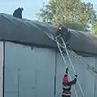 В Витебске ребенок не смог слезть с крыши гаража и сам вызвал спасателей