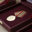 Министр обороны вручил юбилейные медали в честь 80-летия освобождения Беларуси