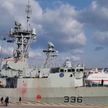 Люди забросали краской корабль НАТО на причале в Греции