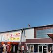 В Барановичах голый мужчина забрался на крышу гипермаркета (ВИДЕО)