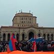 Митинги оппозиции прошли у здания парламента Армении