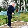 Лукашенко возложил цветы к братской могиле погибших в годы Великой Отечественной войны
