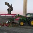 В Риге трактором убрали цветы, возложенные к памятнику советским войнам