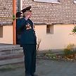 С оркестром и цветами! Посмотрите, как военные в Гродно поздравили ветерана войны с днем рождения!