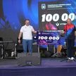 На церемонии открытия фестиваля «Вытокi» в Столине президент НОК Виктор Лукашенко вручил сертификат на 100 тыс. рублей