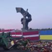 В Риге полиция разгоняет демонстрантов, которые несут цветы к памятнику советским воинам