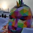 На набережной Якутска появилась пёстрая скульптура в виде головы панка