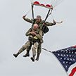 Возраст не помеха: американец прыгнул с парашютом в 97 лет