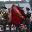 Президент возложил венок к Вечному огню на площади Церемониалов Брестской крепости