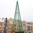 На площади Независимости в Минске начали монтировать новогоднюю ёлку