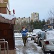 В Краснодаре ребенка вывели зимой на улицу в одном подгузнике