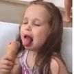 «Между двумя соблазнами»: пользователей умилило видео, на котором девочка пыталась доесть мороженое и не уснуть