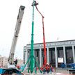 На Октябрьской площади Минска монтируют главную новогоднюю елку