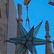 Гигантская звезда украсила храм Святого Семейства в Барселоне