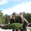 День ВДВ с размахом отмечают по всей Беларуси, в Минске люди несут цветы к Острову Мужества и Скорби