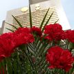 Беларусь помнит. Цветы ложатся ко всем братским могилам, военным памятникам и местам боевой славы